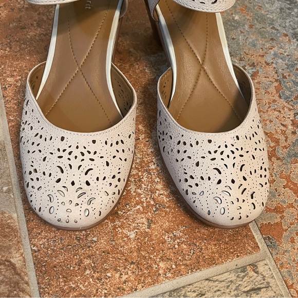 💋Gorgeous & Comfy Easy Spirit Perforated Velcro Ankle Strap Mary Jane Shoes! - Picture 2 of 13